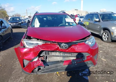 2018 Toyota Rav4 Le z USA, uszkodzony, nr VIN JTMBFREV3JD236507